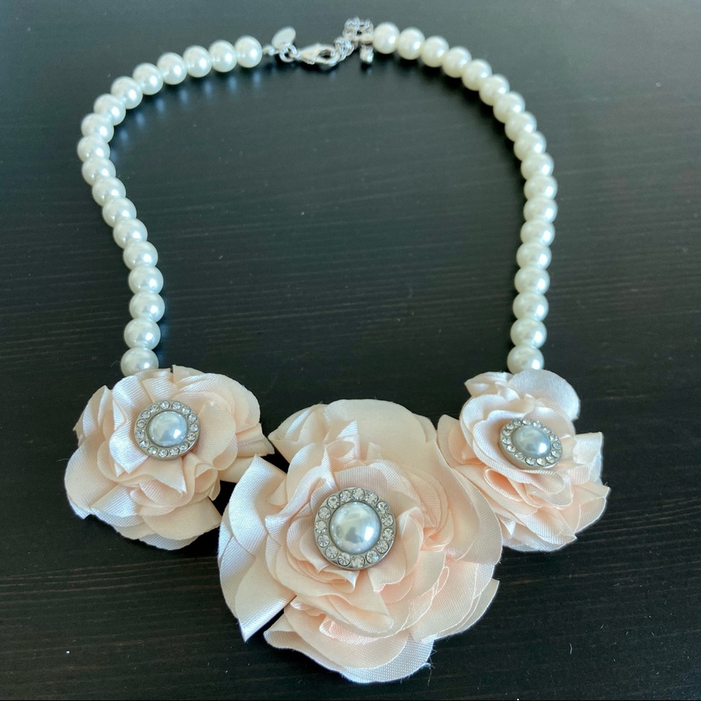 NEW! Beautiful Pearl flower necklace - never worn!